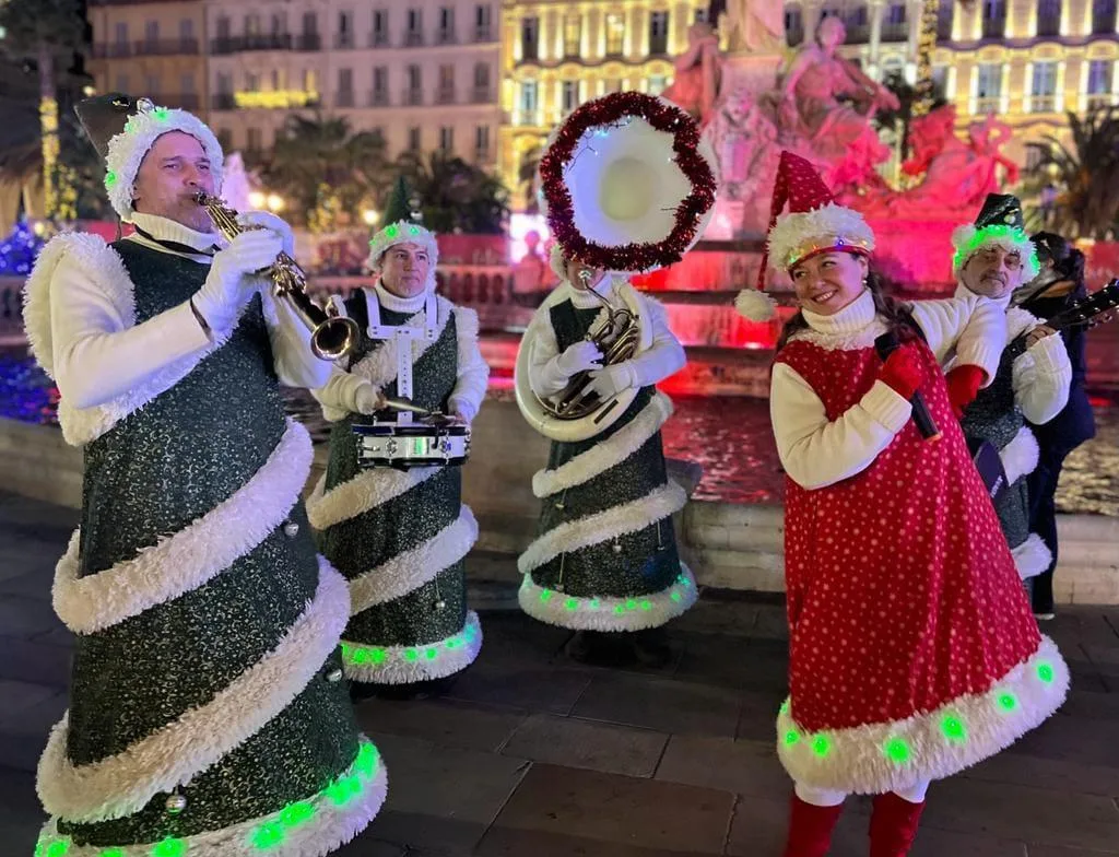 La troupe du Jazz-Band de Mr Noël en costume de sapin lumineux