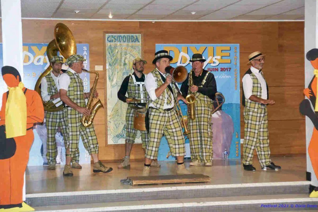 Jazz-band de 6 musiciens en pleine représentation lors d'une journée team building en entreprise