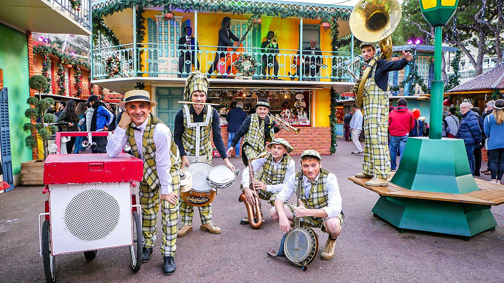 Les artistes du spectacle de claquettes Zap Doo Hap posent avec leurs instruments