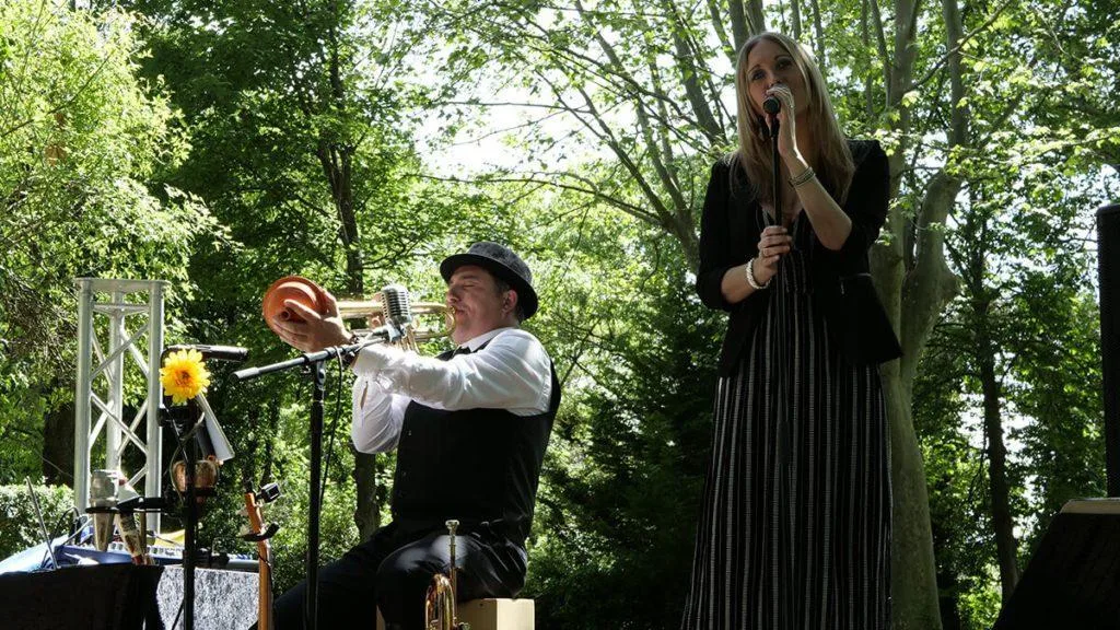 Le duo Cover Songs, lors d'un événement en plein air