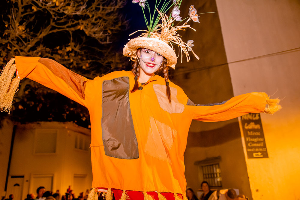 Comédienne déguisée en épouvantail, lors d'une parade d'Halloween pour comité des fêtes