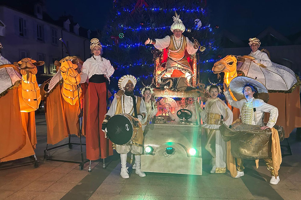 Les artistes de la parade lumineuse Le Souffle du Désert, lors d'une animation nocturne de Noël