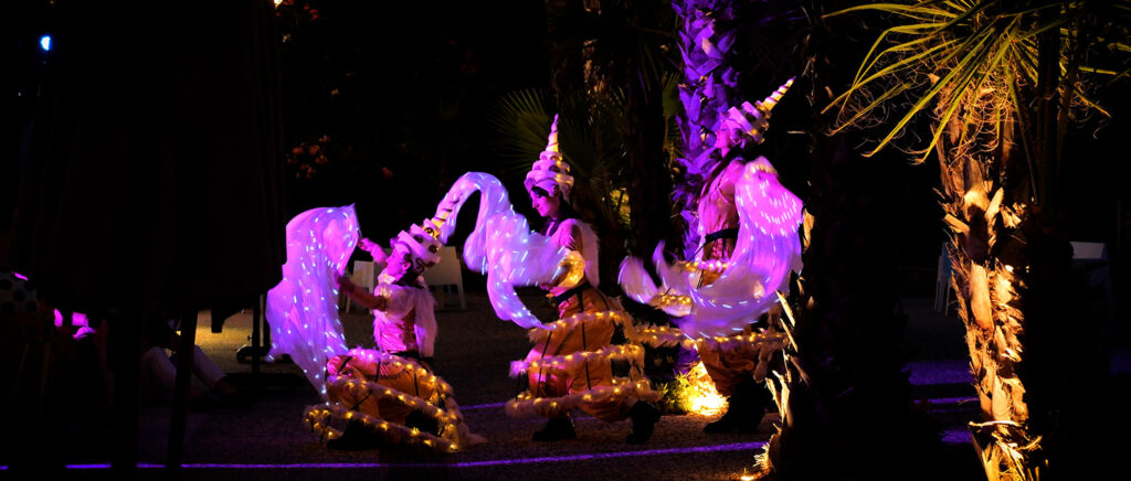 3 danseuses-tigresses lors de la parade nocturne Pachy, la danse des élépahants