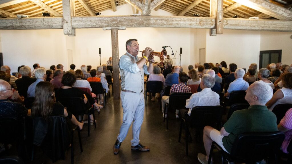Prestation du spectacle de jazz Brassens en Trompette dans une salle de spectacle